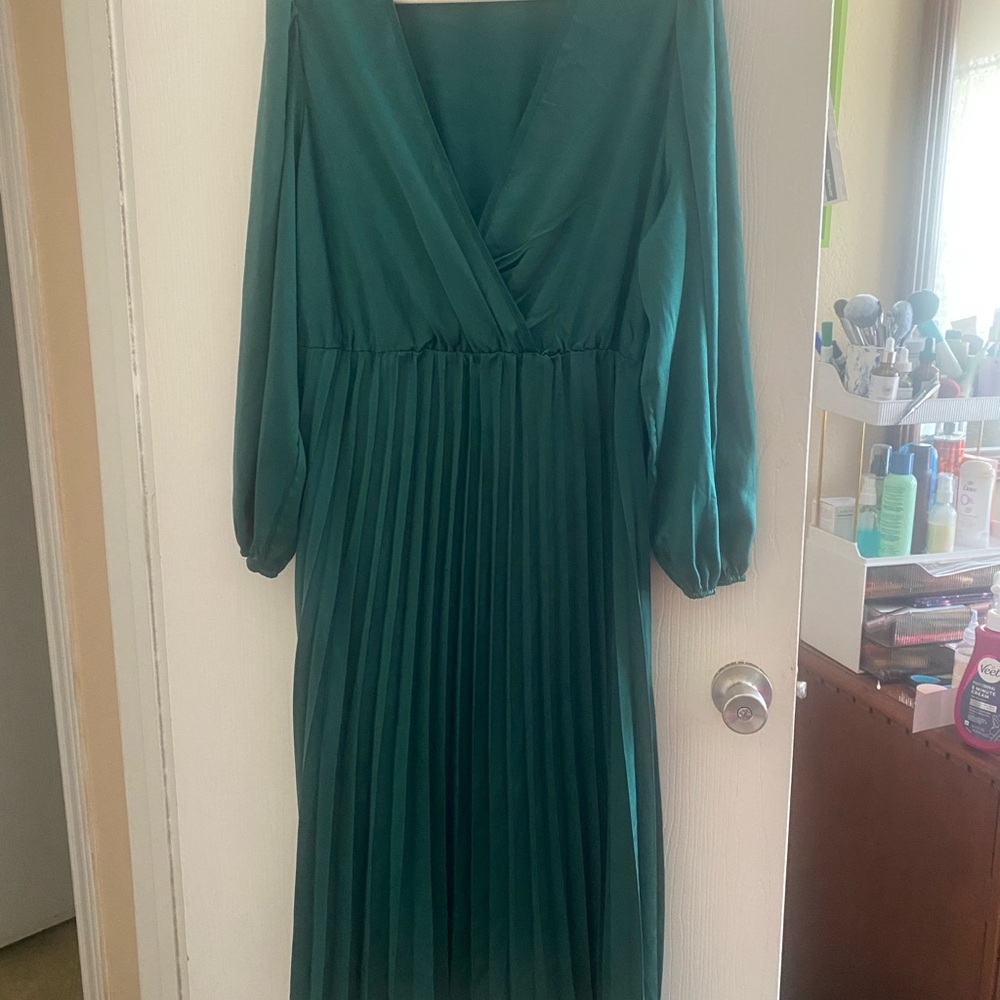 Women’s Emerald Green Pleated Long Sleeve Midi Dress